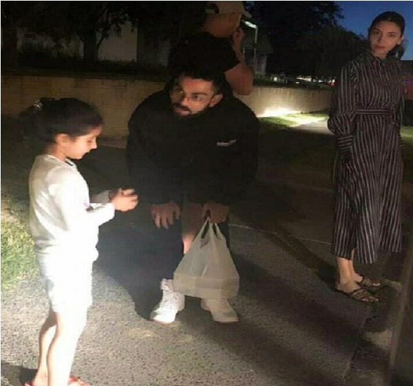 virat and anushka interacting with a little fan