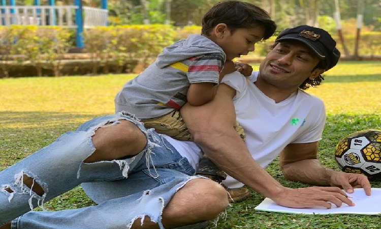 vidyut doodles in his free time on the sets of junglee