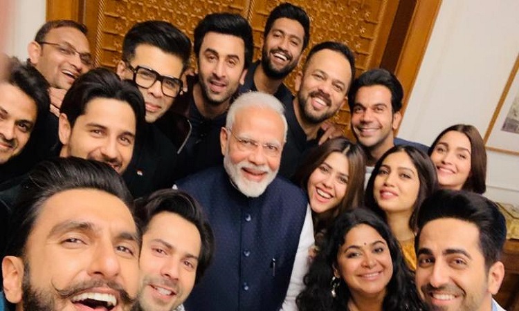 selfie of pm modi with the actors and directors