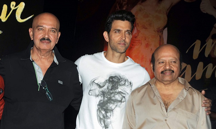 hrithik poses for a picture with rakesh roshan and rajesh roshan