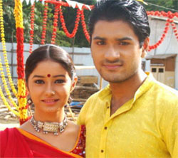 Hiten and Khemi elope and get married in Bandini..