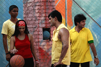 Its time for a Basketball match in Dill Mil Gayye..